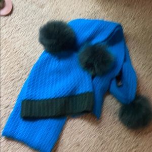 Knit hat & scarf with fur Pom Pom